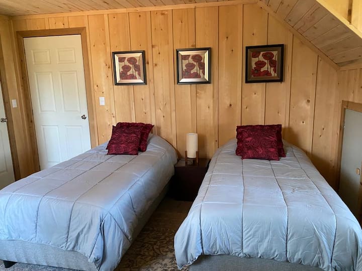 4号卧室配有2张1米宽单人床、单间公寓、阅读区、带浴缸的全功能卫生间和更衣室。楼上。