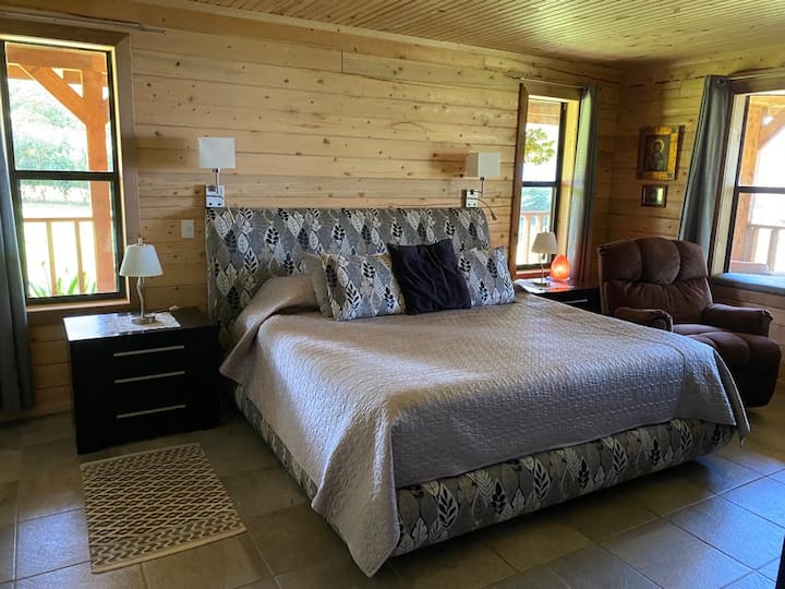 主卧配备全功能卫生间、浴缸和更衣室。  