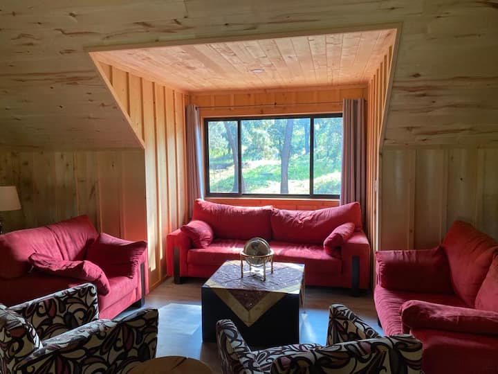 楼上的房间非常适合将其变成另一个房间。（双人充气床垫）