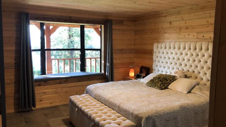 2号卧室配备加大双人床，位于一楼，外面有共用全功能卫生间。