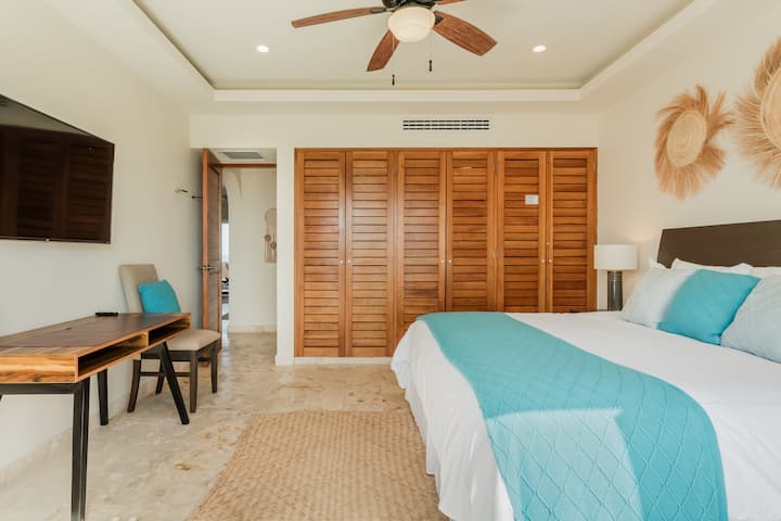 Chumba cha kulala cha 2 - Chumba cha kulala cha kingi chenye makabati marefu, mwanga laini na mpangilio wa starehe.