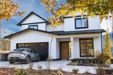 Mountain View Home w/ Gym, Sauna & Cold Plunge