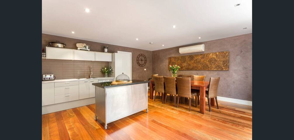 Spacious 4 brm Gem right in the heart of the city gallery image 4