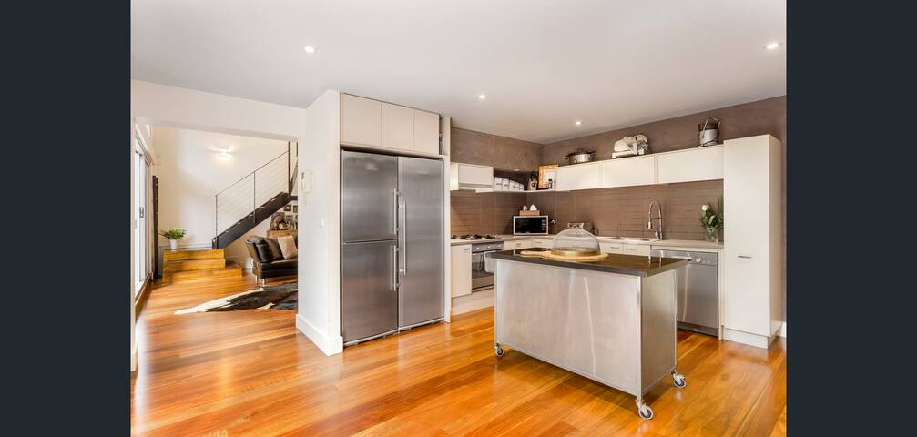 Spacious 4 brm Gem right in the heart of the city gallery image 3