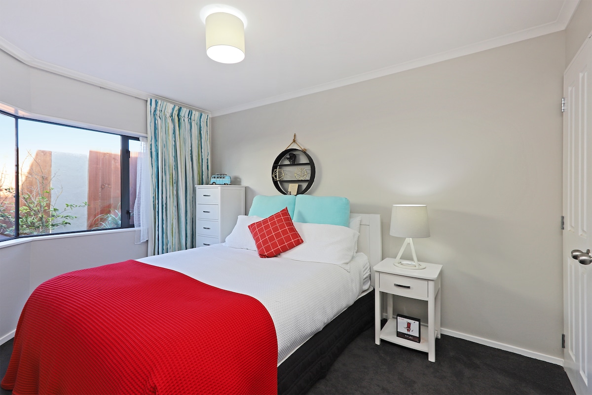 Habitación 2 con cama tamaño queen y armario y sorteos