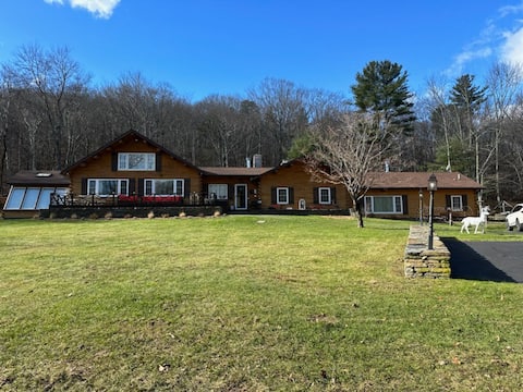 Cabin w/hot tub/fire pit/hiking/skiing!