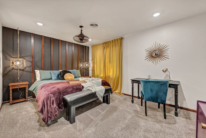 King Suite s odvažnim i privlačnim bojama dragulja. Veliki radni stol s mnogo prostora za rad. 