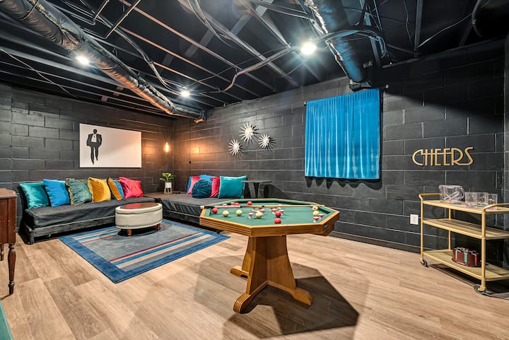 U dnevnom boravku/salonu u prizemlju nalaze se dva kauča/dnevna kreveta za udobno sjedenje i/ili spavanje. Uživajte u kolicima u baru i biljarskom stolu. Nikad niste igrali bazen za branike? Pravila su uokvirena i vise na zidu!