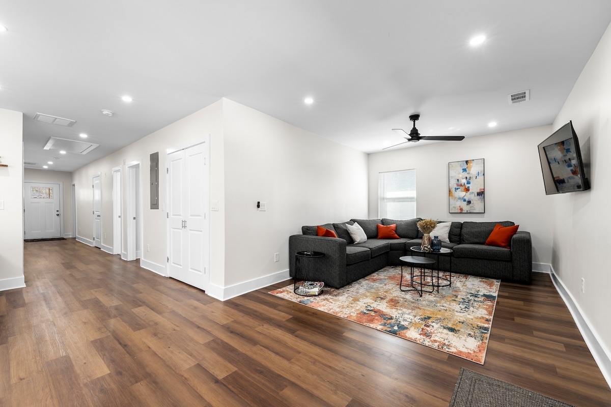 Top performing Airbnb: Modern 8BD/8BA Duplex l Near Downtown ATL in Hunter Hills