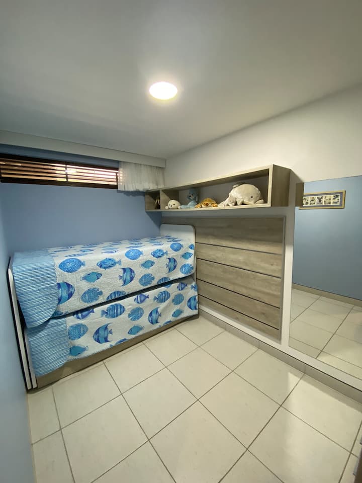 Društvena soba s trilicheom. Kreveti se kreću duž zidnih ograda.