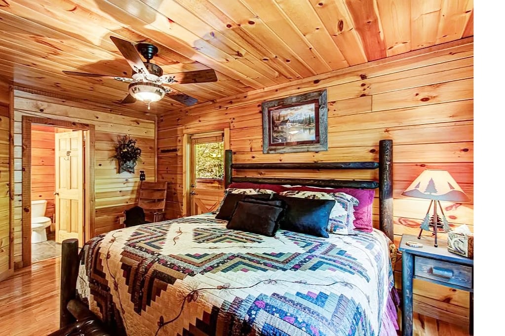 Спалня с двойно легло и самостоятелна баня