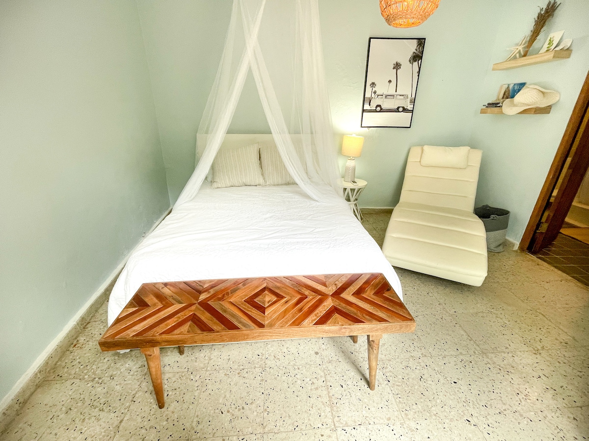 Chumba cha kulala kilicho na bafu la ndani.