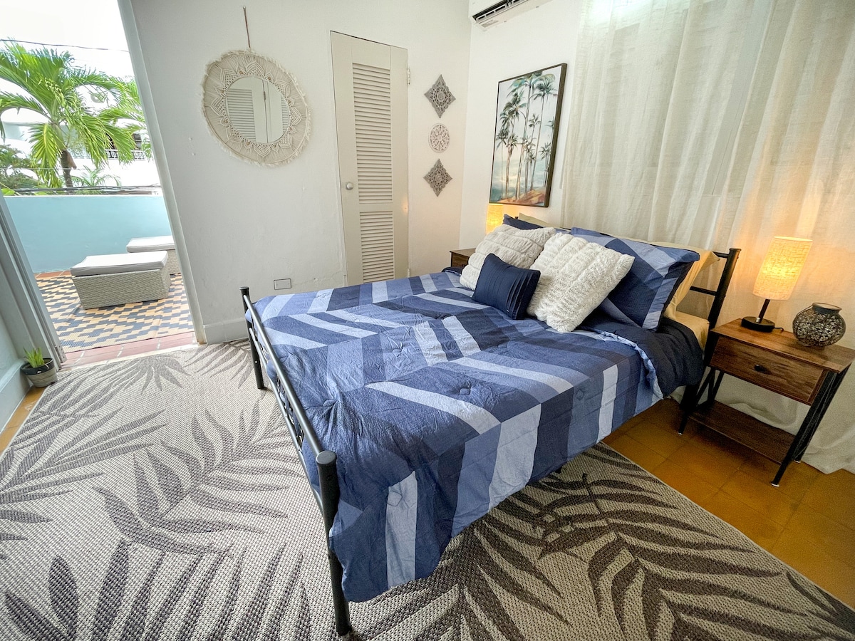 Chumba cha kulala cha ghorofani kilicho na roshani ya kibinafsi