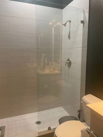 Spacious 5-br house in beautiful Dallas with AC gallery image 4