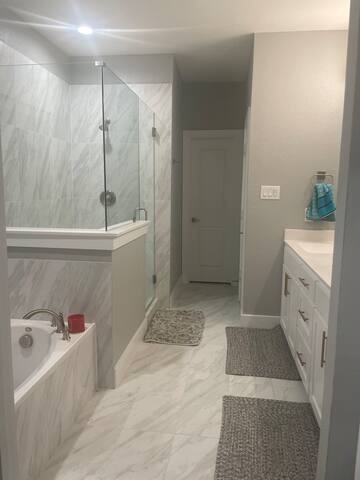 Spacious 5-br house in beautiful Dallas with AC gallery image 3