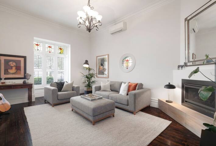 Charming 4 Bedroom Elwood House By The Beach gallery image 3