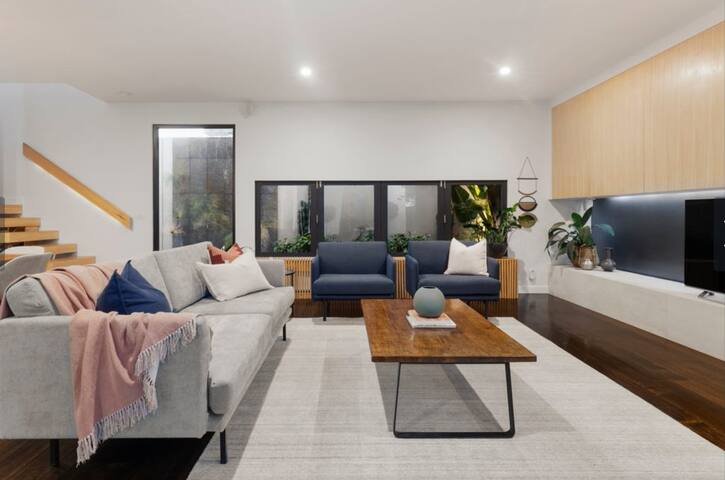 Charming 4 Bedroom Elwood House By The Beach gallery image 4