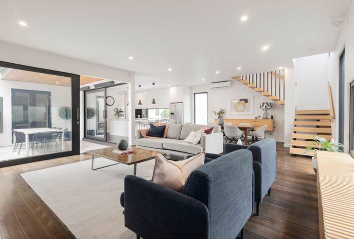 Charming 4 Bedroom Elwood House By The Beach gallery image 5