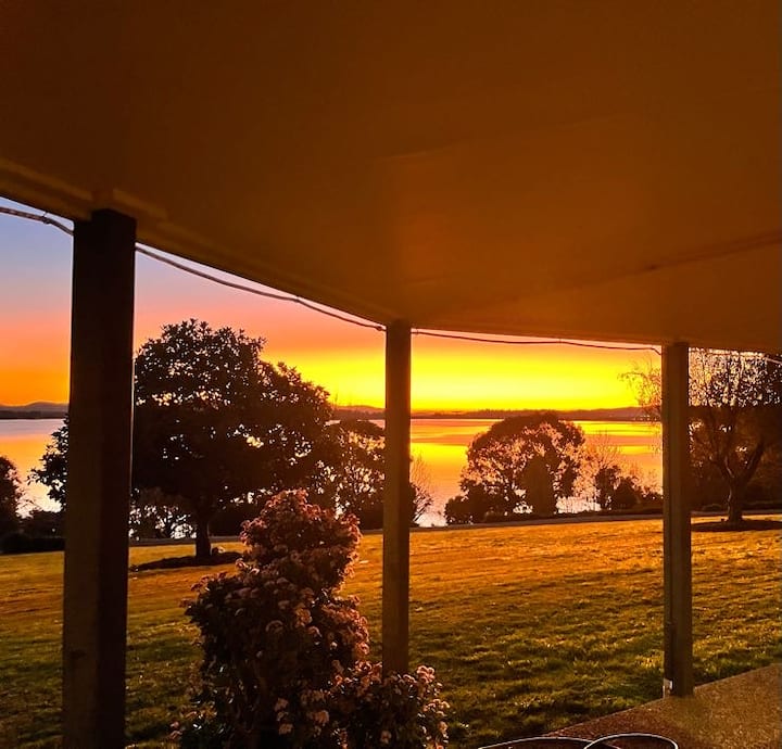 Bethanga Beauty by the Lake heavenly sunset stay Houses for Rent in