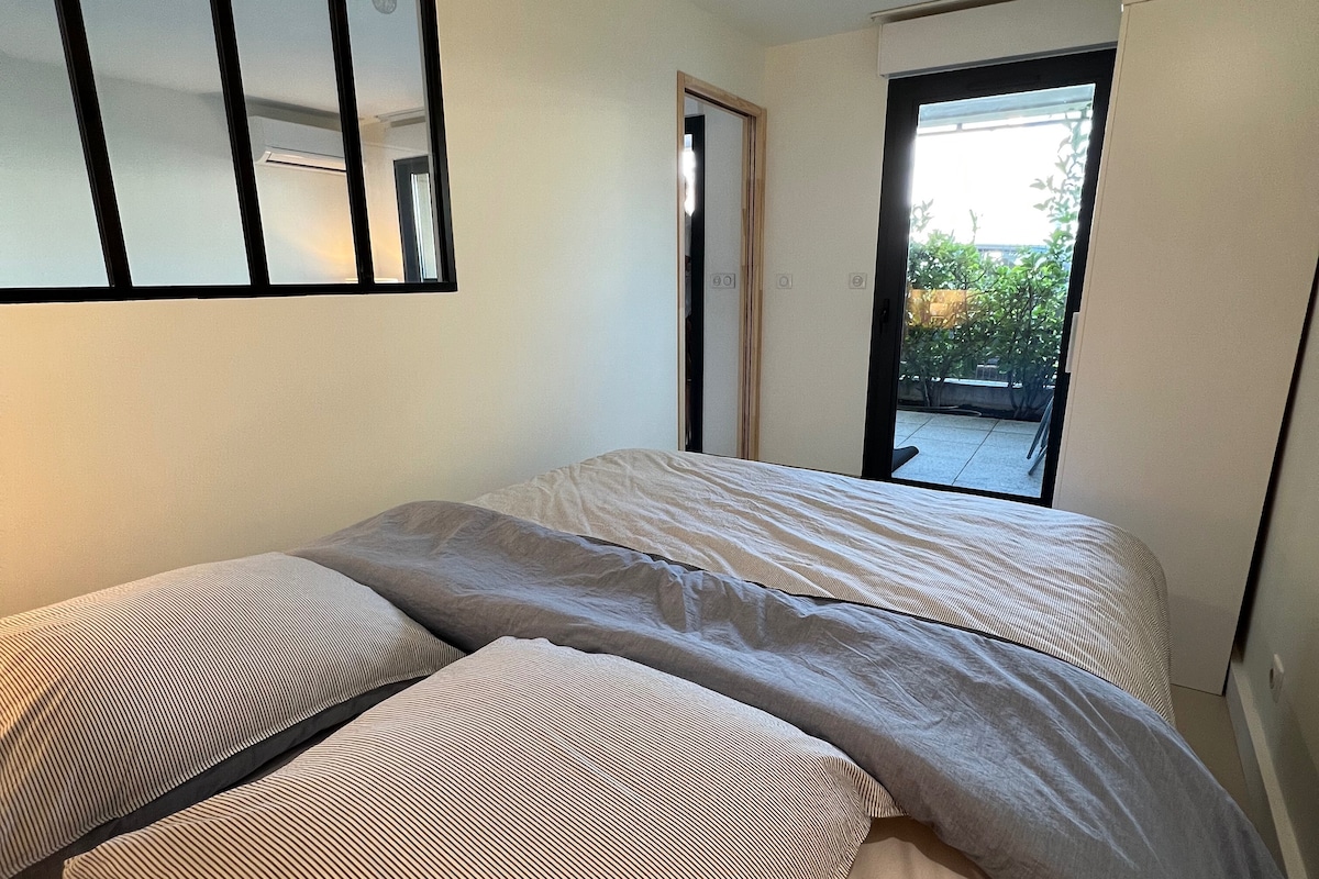 تم تجهيز غرفة النوم التي تطل على الشرفة بفراش مريح للغاية 160 × 200.