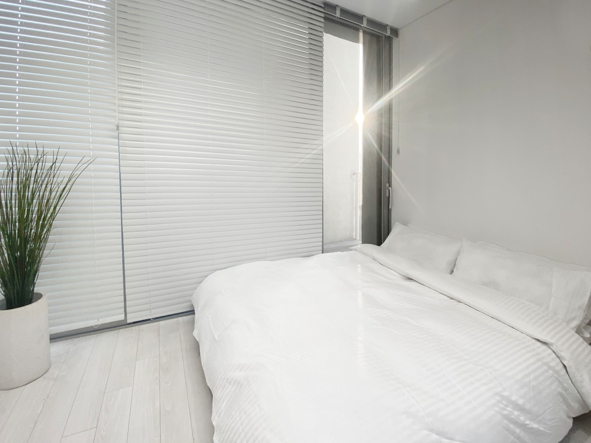 [5F] 
 (1 lit queen + 1 matelas pliant simple)