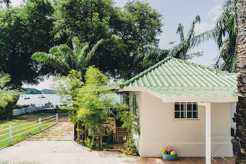 Ocean Front, New Bungalow under the Tamarind Tree