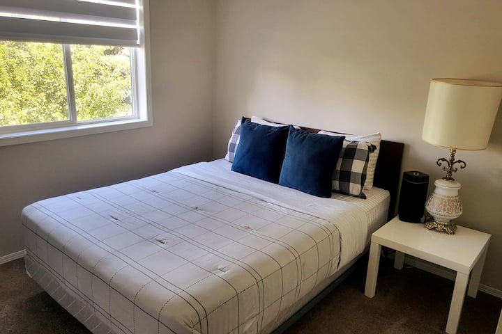 Vipofu na mashuka yote mapya ya kitanda hiki chenye ukubwa wa malkia huhakikisha usiku wenye starehe.