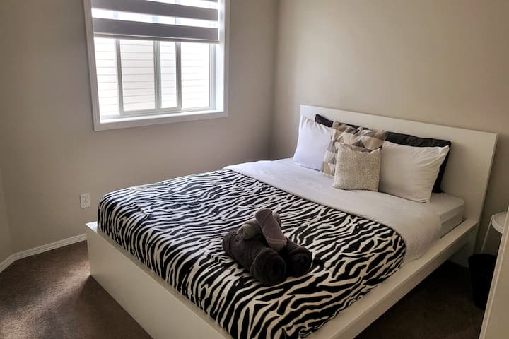 Kitanda kingine cha ukubwa wa malkia kilicho na vipofu vyeusi huhakikisha usingizi mzuri wa usiku.