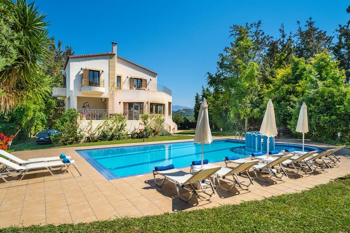 Villa Kostas, 6 BD, 3 BA, private pool