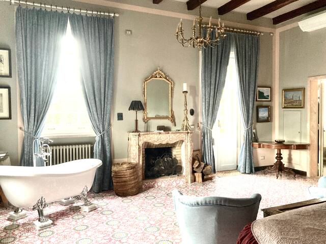 Elegant, historic villa, air-con, pool, spa, bbq gallery image 4