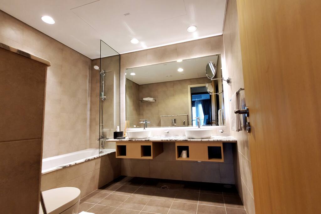 Modern 3 BR with Full Burj Khalifa and Sea View