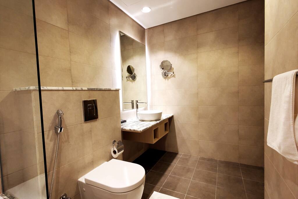 Modern 3 BR with Full Burj Khalifa and Sea View