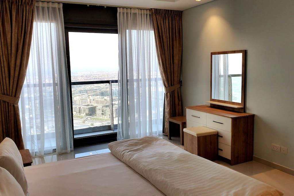 Modern 3 BR with Full Burj Khalifa and Sea View