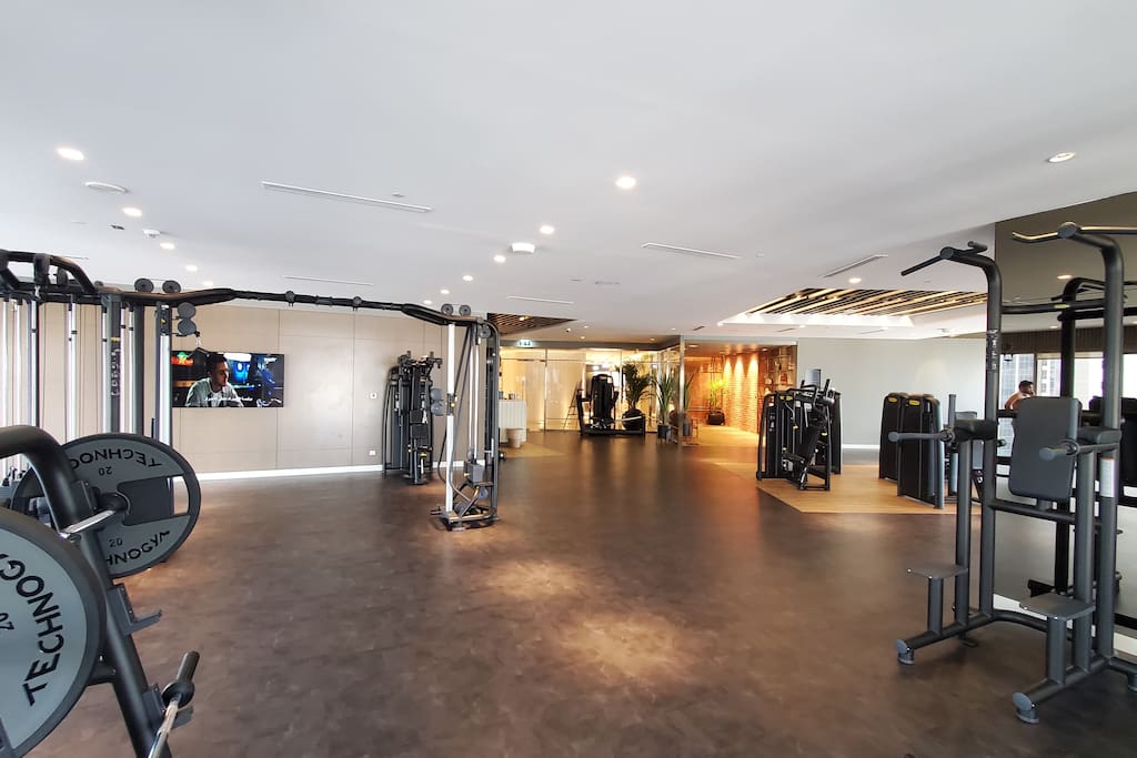 Modern 3 BR with Full Burj Khalifa and Sea View