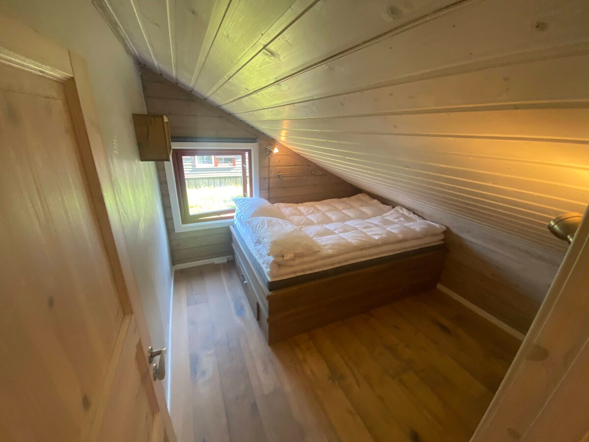 Chumba cha kulala cha tatu, ghorofa ya pili. Kitanda kikuu sentimita 140
Pia inapatikana magodoro mawili ya sentimita 80 yaliyohifadhiwa kwenye rom.  Godoro moja la sentimita 80 linaweza kulala kitandani na godoro moja la sentimita 80 linaweza kulala kwenye roshani. 