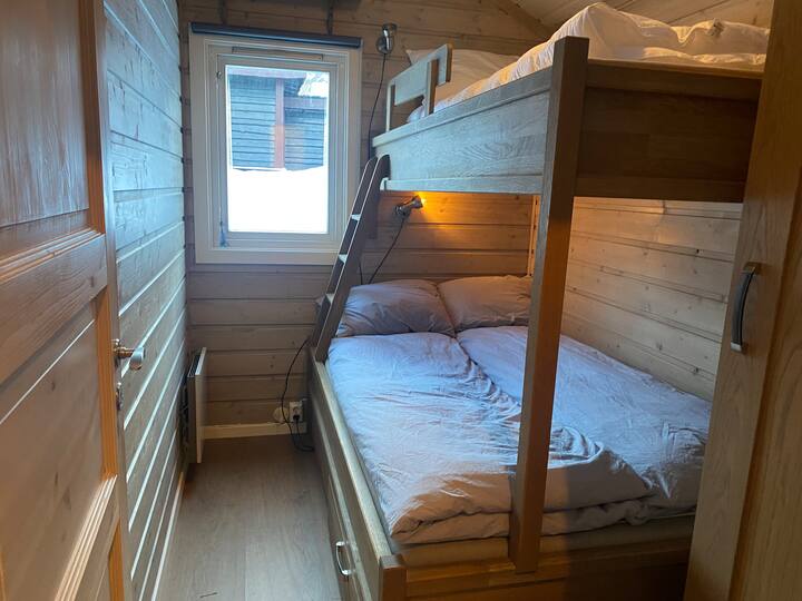 Втора спална соба, главен кат.  Кревети 120 см + 90 см