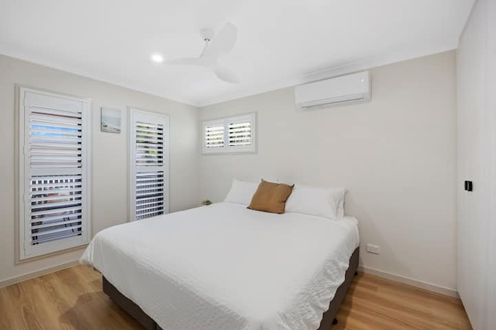 SPÁLŇA DOMU 2 KLIMATIZÁCIE, STROPNÉ VENTILÁTORY A ŠATNÍKOVÁ SKRIŇA GENOROUS