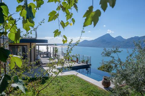 Between lake and sky: Amazing Lake View Villa
