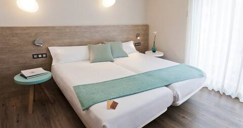 Double Hotel Central Room with Full Bathroom