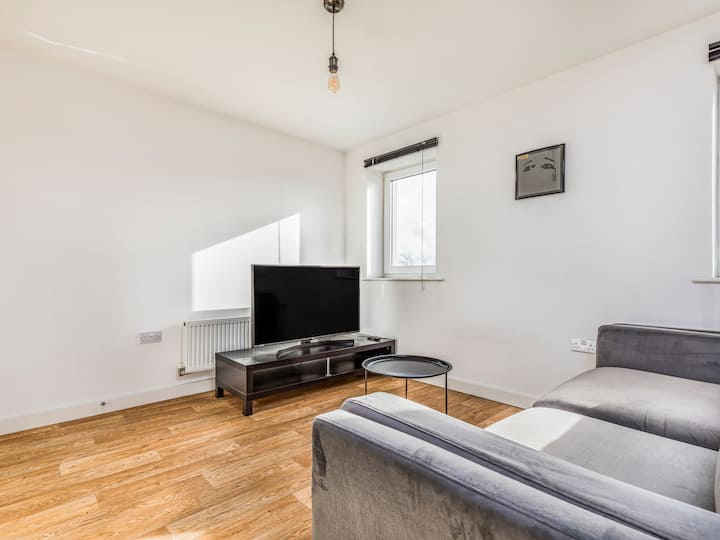 Central Modern Flat With Parking | Pass The Keys - Chichester