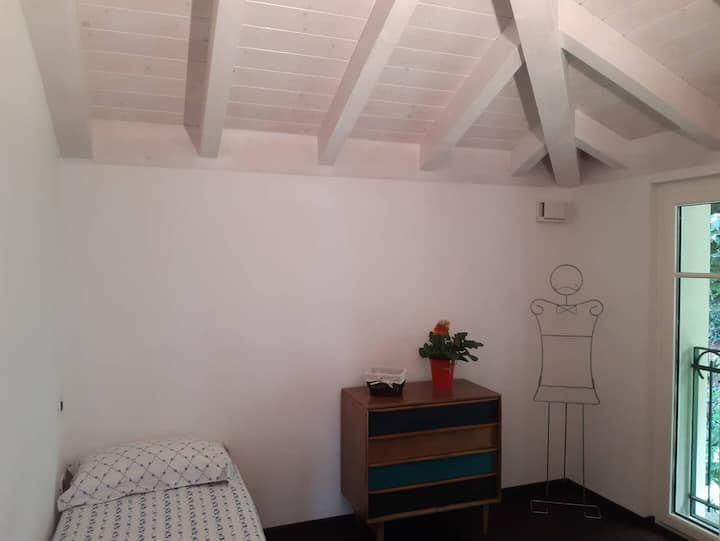 חדר שינה עם שתי מיטות יחיד
