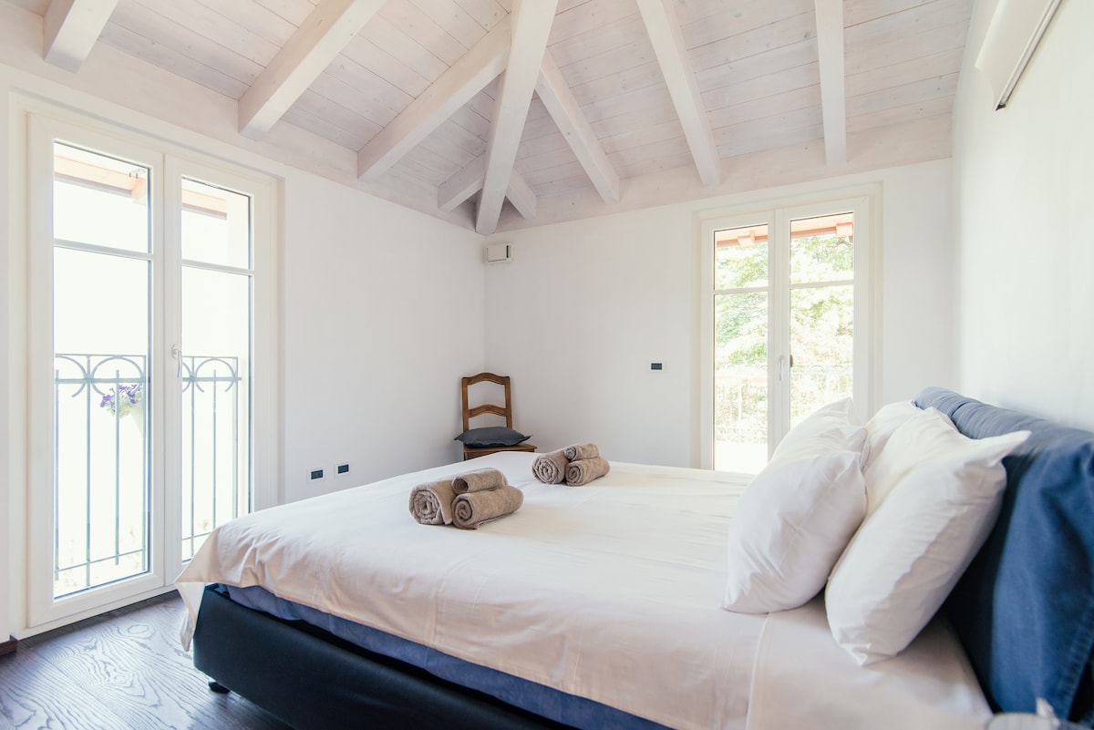 ห้องนอนพร้อมเตียงคู่และวิวทะเลสาบ