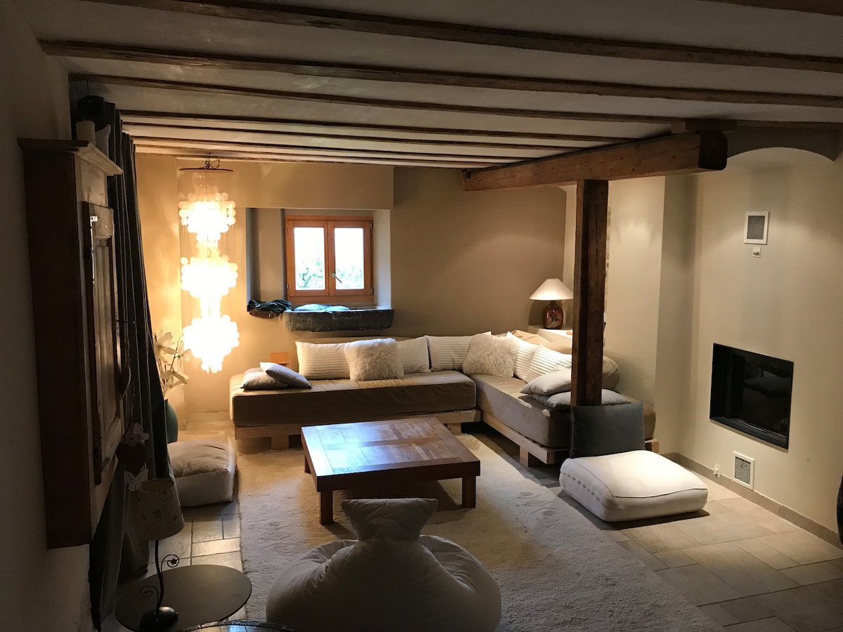 Ukumbi wa televisheni au chumba cha kulala kilicho na bafu ya choo