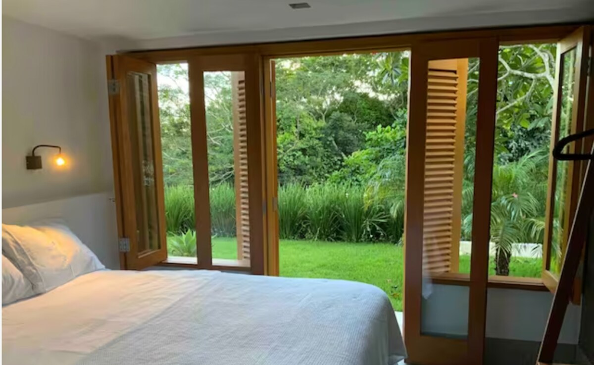 استمتع بالمنظر الأخضر من غرفة النوم المقسمة (والإطلالة البحرية من السرير لأعلى!) 