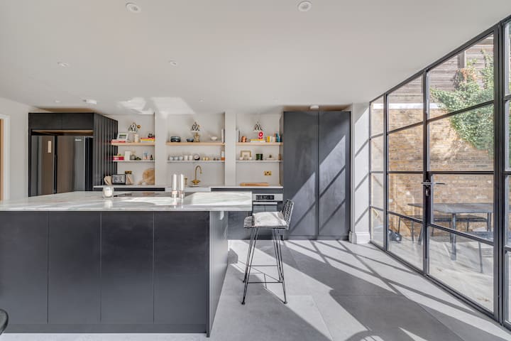 Architect designed 4-bedroom house free parking