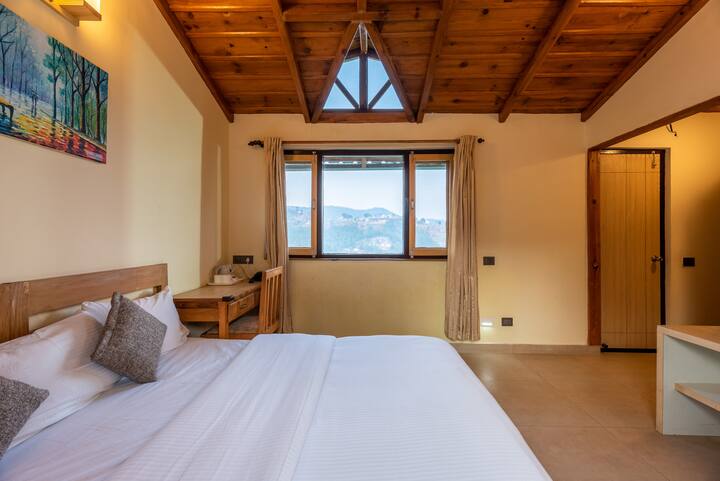 Dirisha la chumba cha kulala linatoa mwonekano wa kupendeza wa mandhari jirani. 