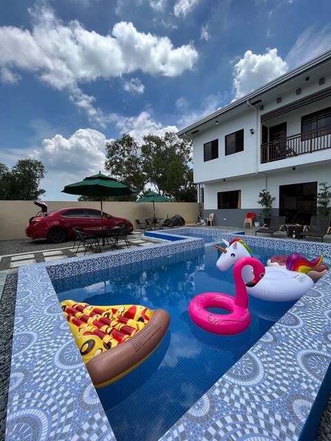 Cozy 2-bedroom house with pool and outdoor dining