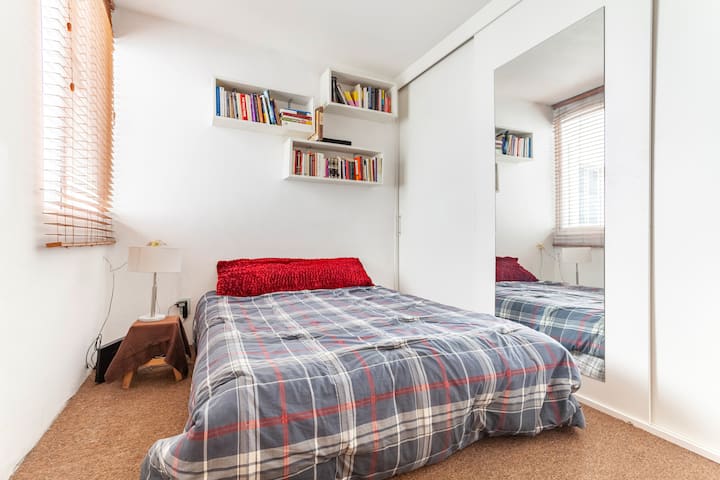 Това е втората спалня, но все още нямаме новите снимки. Вече има двойно легло и бюро. 