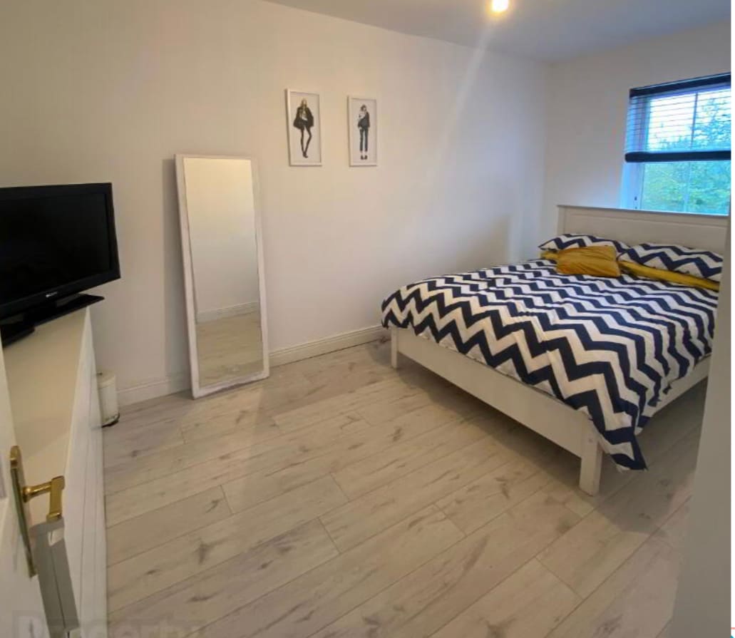 King size bedroom with en-suite shared