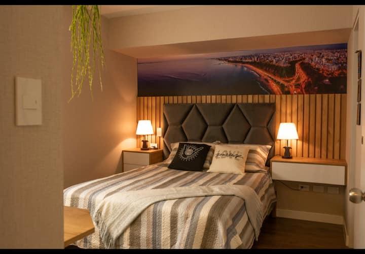 Glavna spavaća soba s bračnim krevetom
Prostrana i elegantna soba opremljena bračnim krevetom i podstavljenim uzglavljem, idealna za miran odmor.